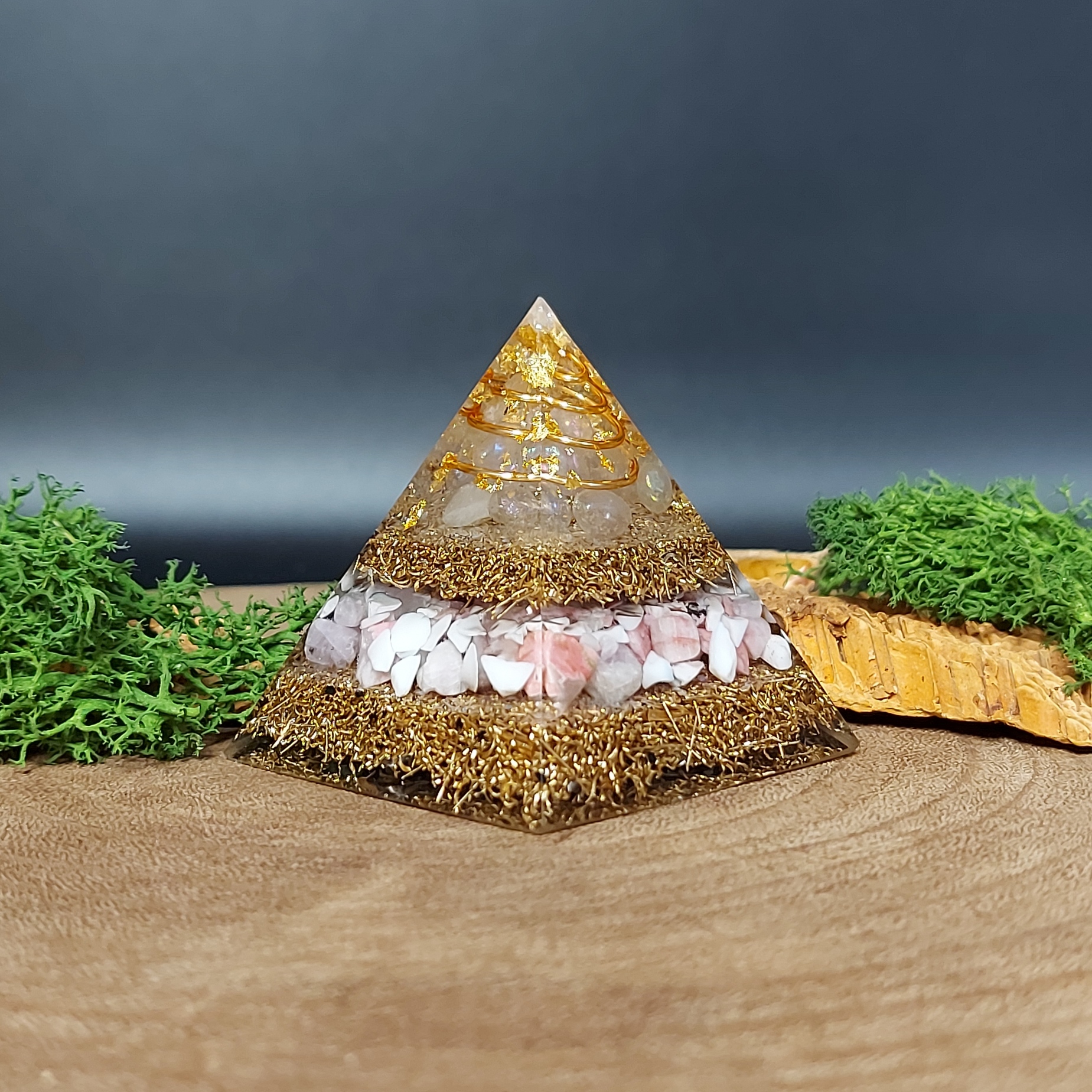 orgonite piramide wit roze, lagen metaal goud, spiraal top