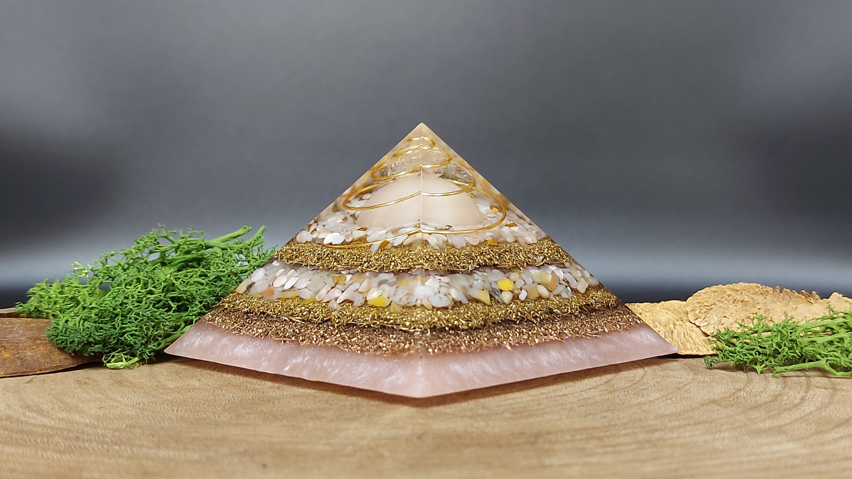 orgonite piramide zalmroze goud, spiraal in top