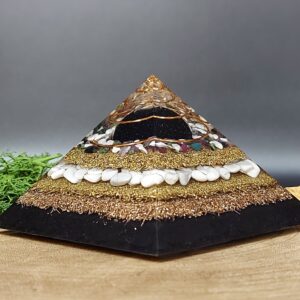 orgonite piramide zwart wit goud