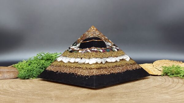 orgonite piramide zwart wit goud