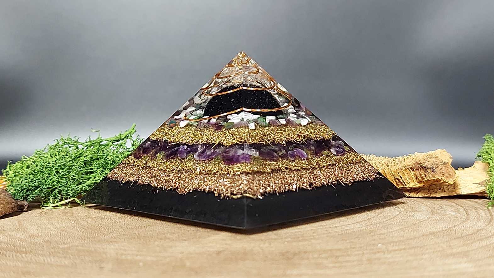 orgonite piramide zwart paars wit goud, spiraal koper