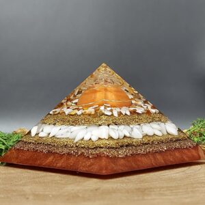 orgonite piramide spiraal goud, roodbruin, wit. afwisselend lagen metaal en lagen kristallen