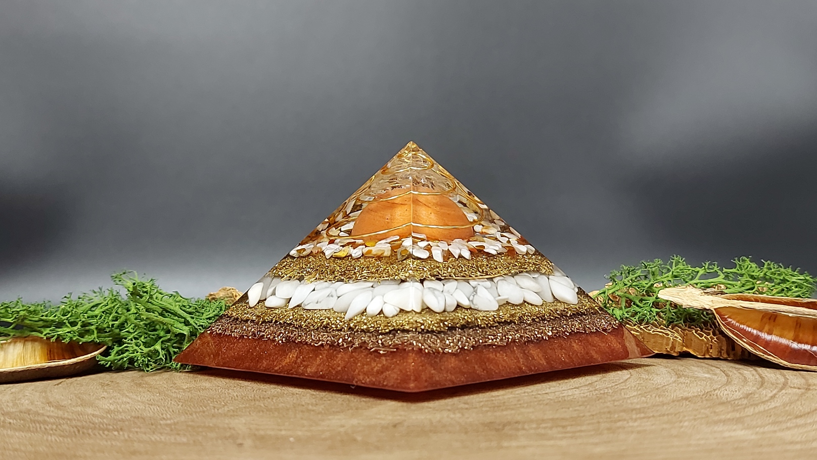 orgonite piramide spiraal goud, roodbruin, wit. afwisselend lagen metaal en lagen kristallen