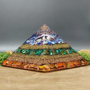 orgonite piramide bol amethist, spiraal top. Afwisselend lagen kristallen en lagen metaal. Alle chakrakleuren