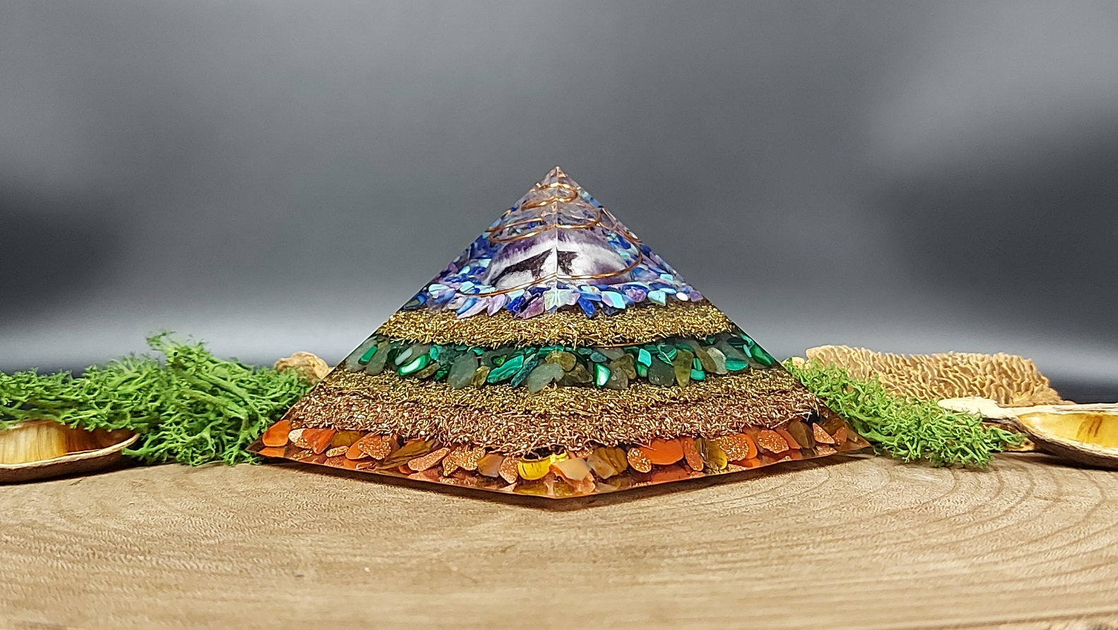 orgonite piramide bol amethist, spiraal top. Afwisselend lagen kristallen en lagen metaal. Alle chakrakleuren