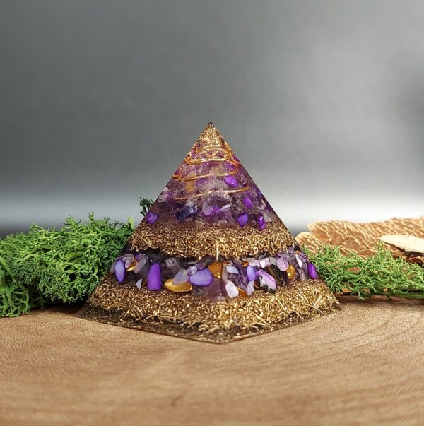 orgonite piramide paars goud, afwisselend lagen metaal en lagen kristallen