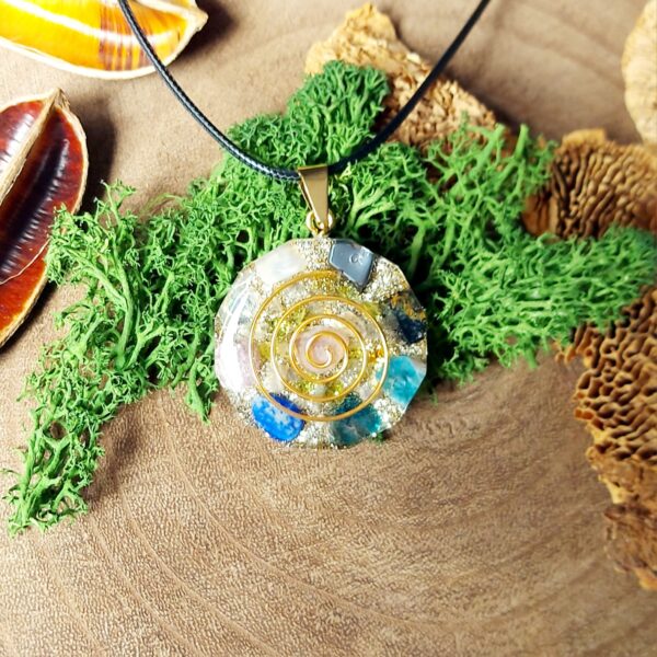 orgonite amulet diverse kleuren met bladgoud, spiraal goud