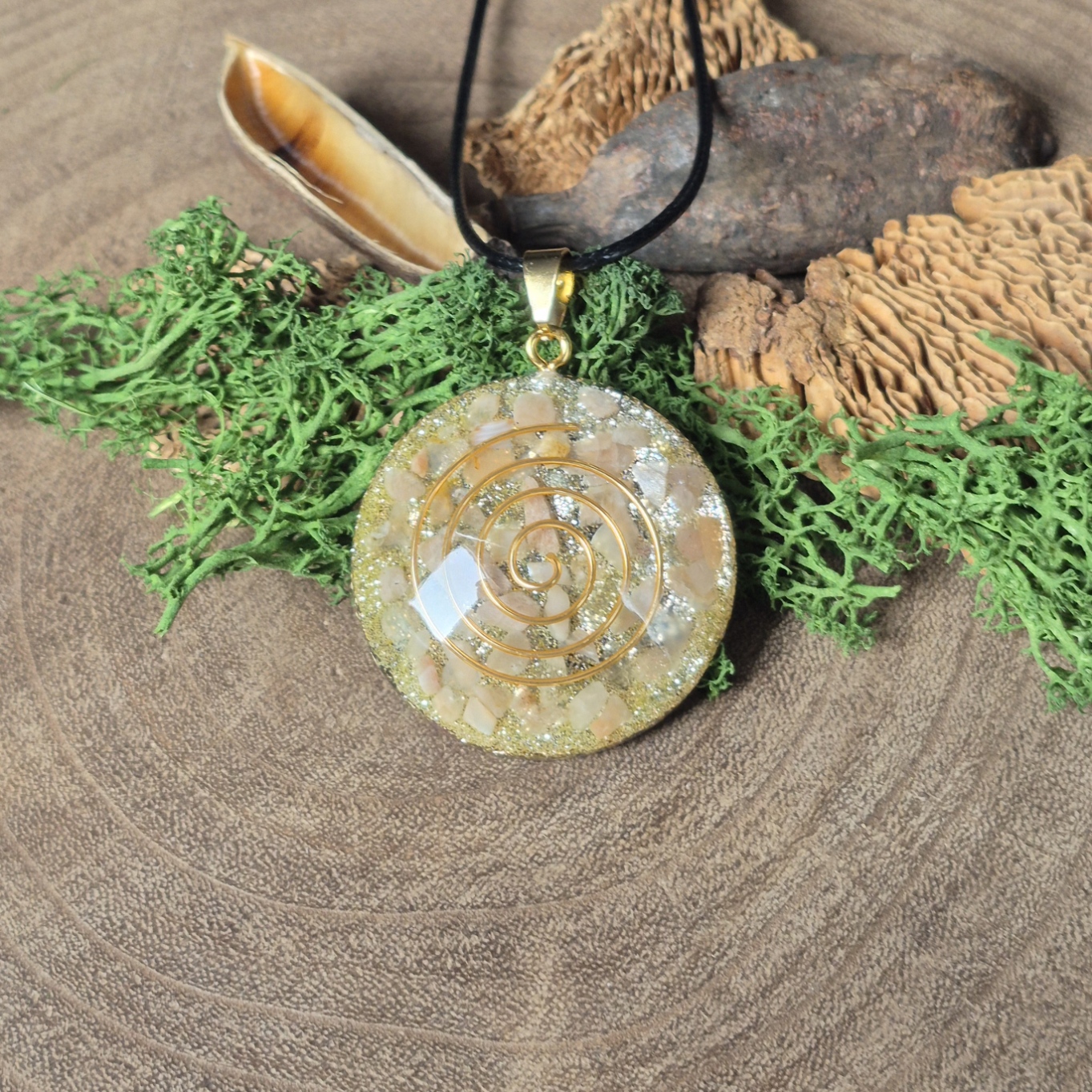 orgonite amulet rond zalm spiraal goud