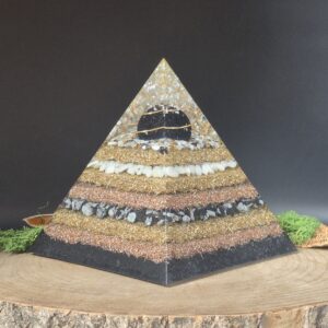 orgonite piramide XL zwart wit