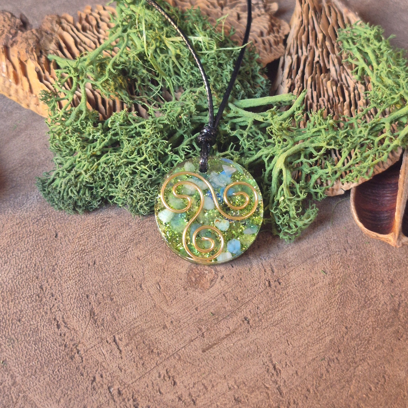 orgonite hanger rond groen goud